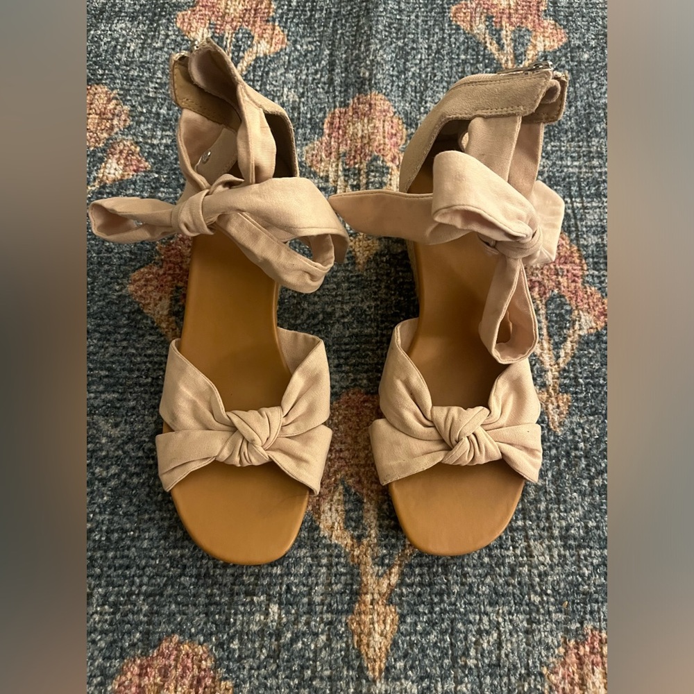 Like New! UGG Yarrow Wedge Natural Canvas Sandal - Picture 3 of 6